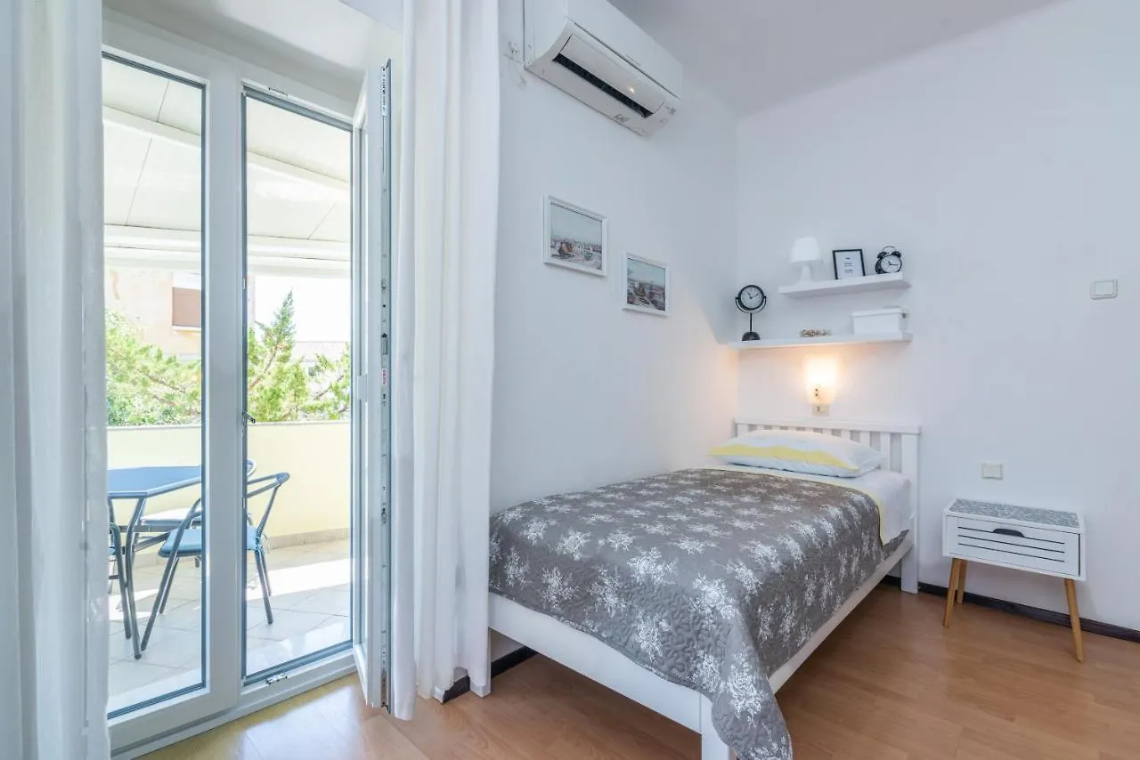 Apartment Luiza With Terrace Baška