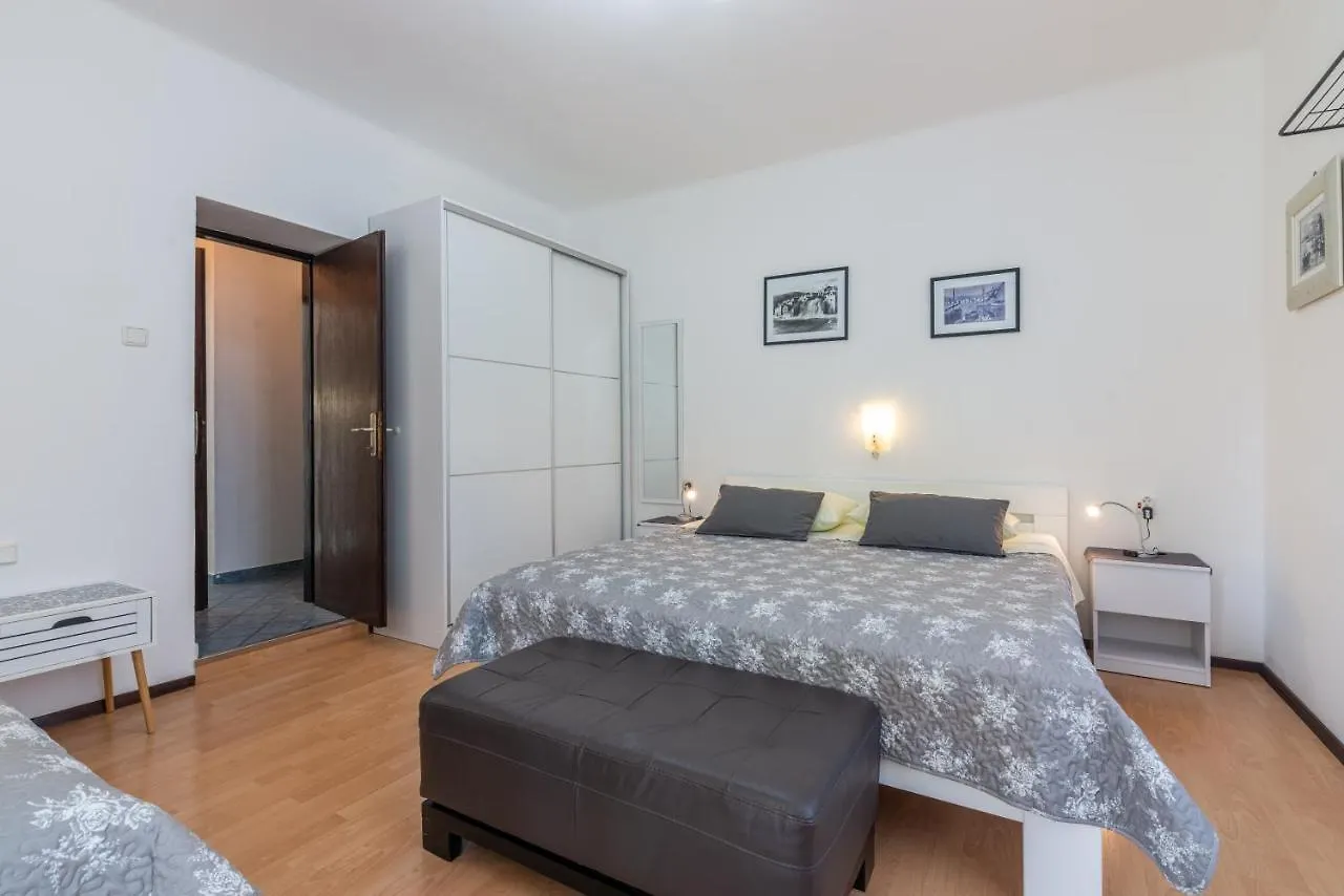Apartment Luiza With Terrace Baška